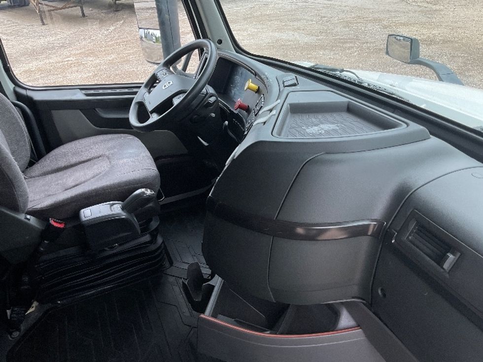 Sleeper Tractor-Heavy Duty Tractors-Volvo-2022-VNL64860-La Porte-IN-431,177\n\t\tmiles-$ 87,000 - Image 15
