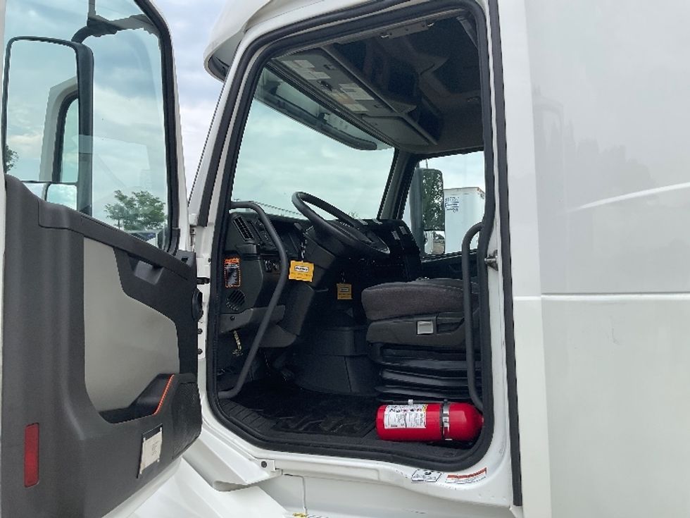 Sleeper Tractor-Heavy Duty Tractors-Volvo-2022-VNL64860-La Porte-IN-431,177\n\t\tmiles-$ 87,000 - Image 9