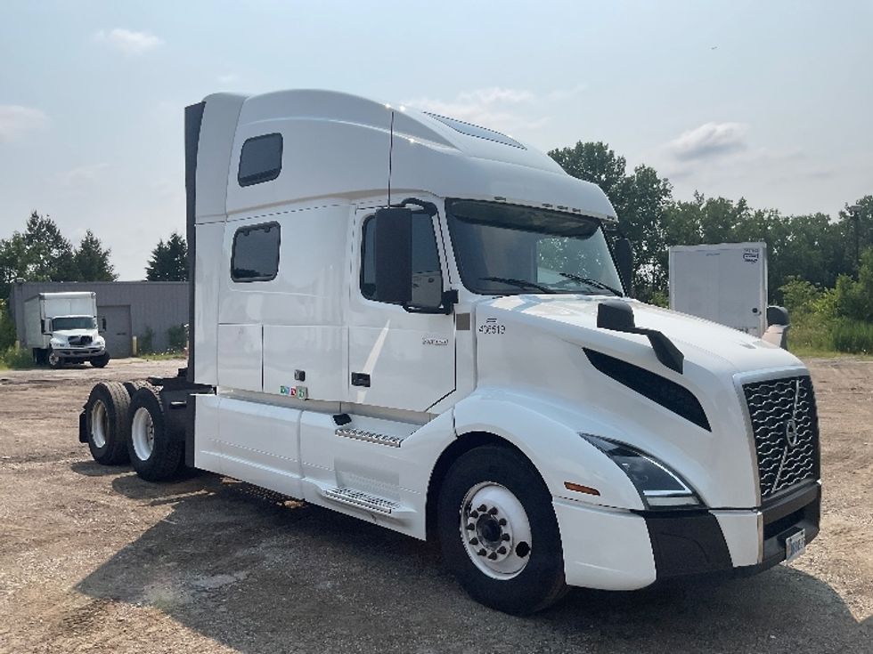 Sleeper Tractor-Heavy Duty Tractors-Volvo-2022-VNL64860-La Porte-IN-454,055\n\t\tmiles-$ 84,500 - Image 1