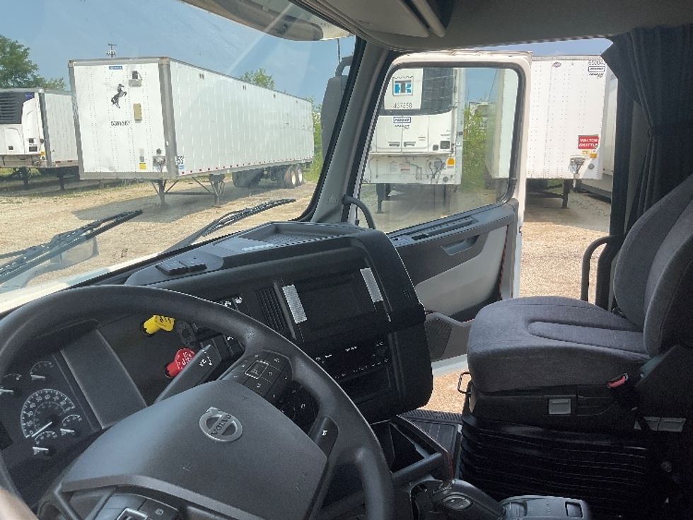Sleeper Tractor-Heavy Duty Tractors-Volvo-2022-VNL64860-La Porte-IN-454,055\n\t\tmiles-$ 84,500 - Image 10