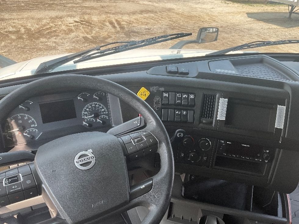Sleeper Tractor-Heavy Duty Tractors-Volvo-2022-VNL64860-La Porte-IN-454,055\n\t\tmiles-$ 84,500 - Image 11