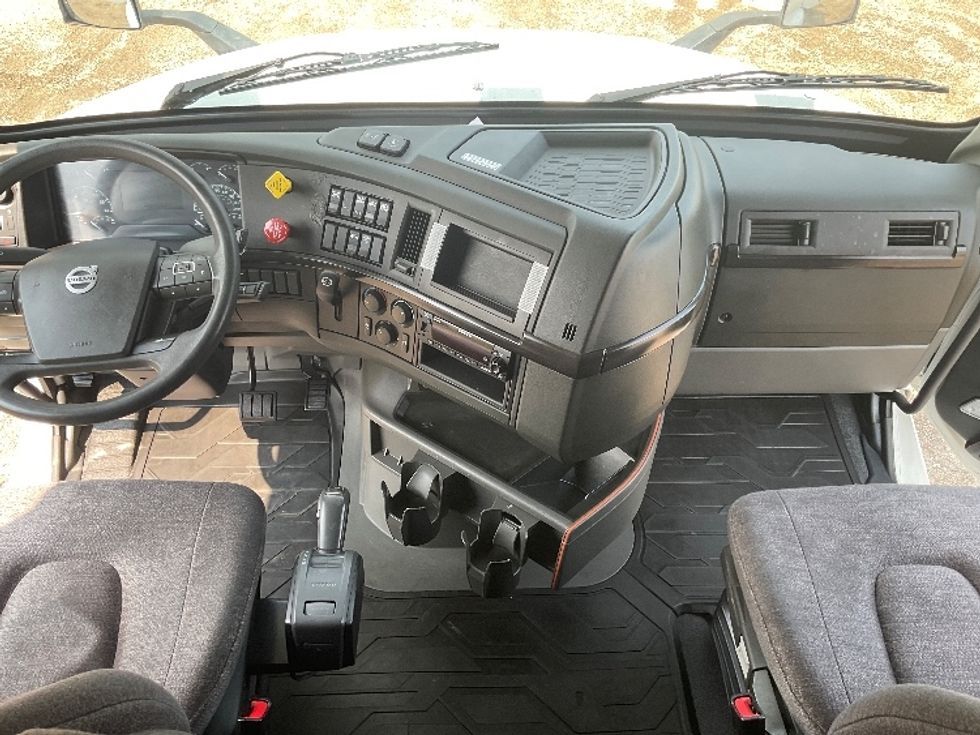 Sleeper Tractor-Heavy Duty Tractors-Volvo-2022-VNL64860-La Porte-IN-454,055\n\t\tmiles-$ 84,500 - Image 12