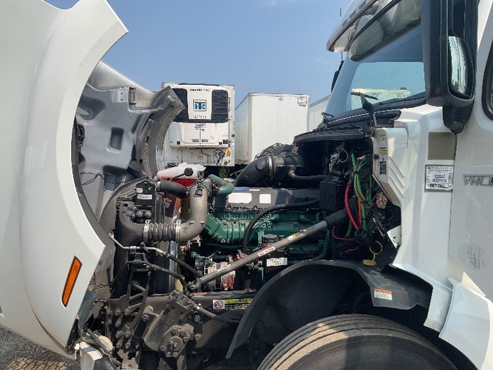 Sleeper Tractor-Heavy Duty Tractors-Volvo-2022-VNL64860-La Porte-IN-454,055\n\t\tmiles-$ 84,500 - Image 21