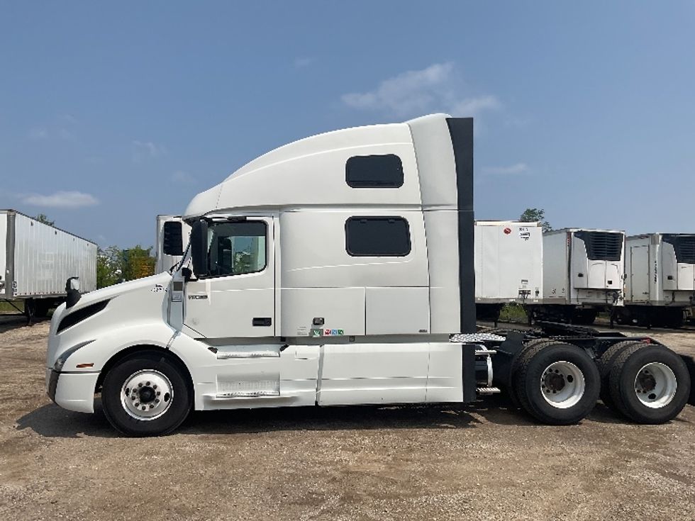 Sleeper Tractor-Heavy Duty Tractors-Volvo-2022-VNL64860-La Porte-IN-454,055\n\t\tmiles-$ 84,500 - Image 4