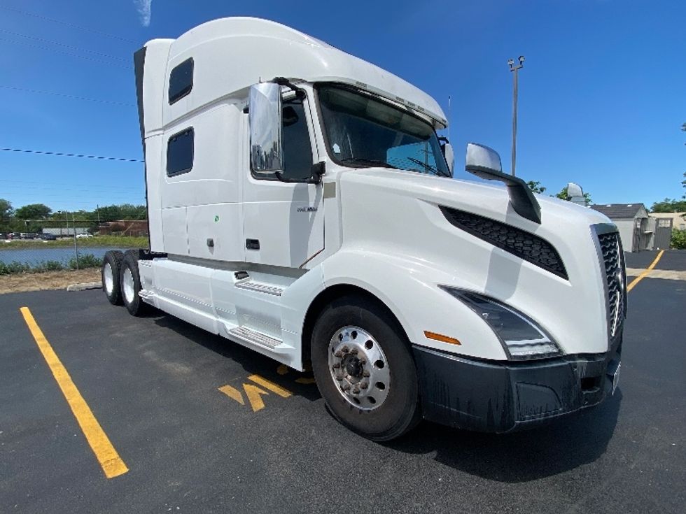 Sleeper Tractor-Heavy Duty Tractors-Volvo-2022-VNL64860-La Porte-IN-530,489\n\t\tmiles-$ 74,000 - Image 1