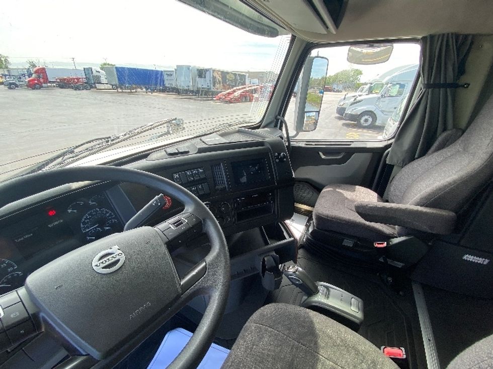Sleeper Tractor-Heavy Duty Tractors-Volvo-2022-VNL64860-La Porte-IN-530,489\n\t\tmiles-$ 74,000 - Image 10