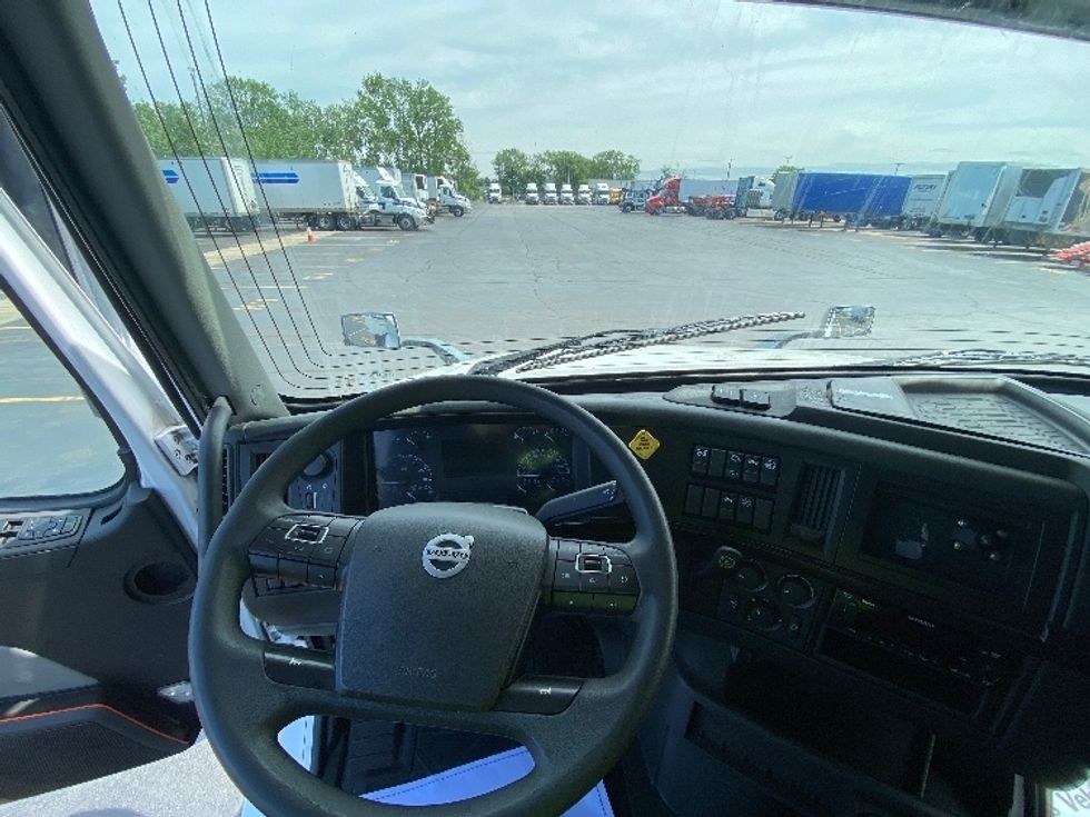 Sleeper Tractor-Heavy Duty Tractors-Volvo-2022-VNL64860-La Porte-IN-530,489\n\t\tmiles-$ 74,000 - Image 11