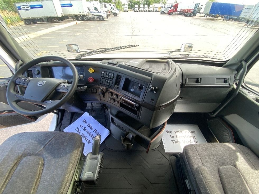 Sleeper Tractor-Heavy Duty Tractors-Volvo-2022-VNL64860-La Porte-IN-530,489\n\t\tmiles-$ 74,000 - Image 12