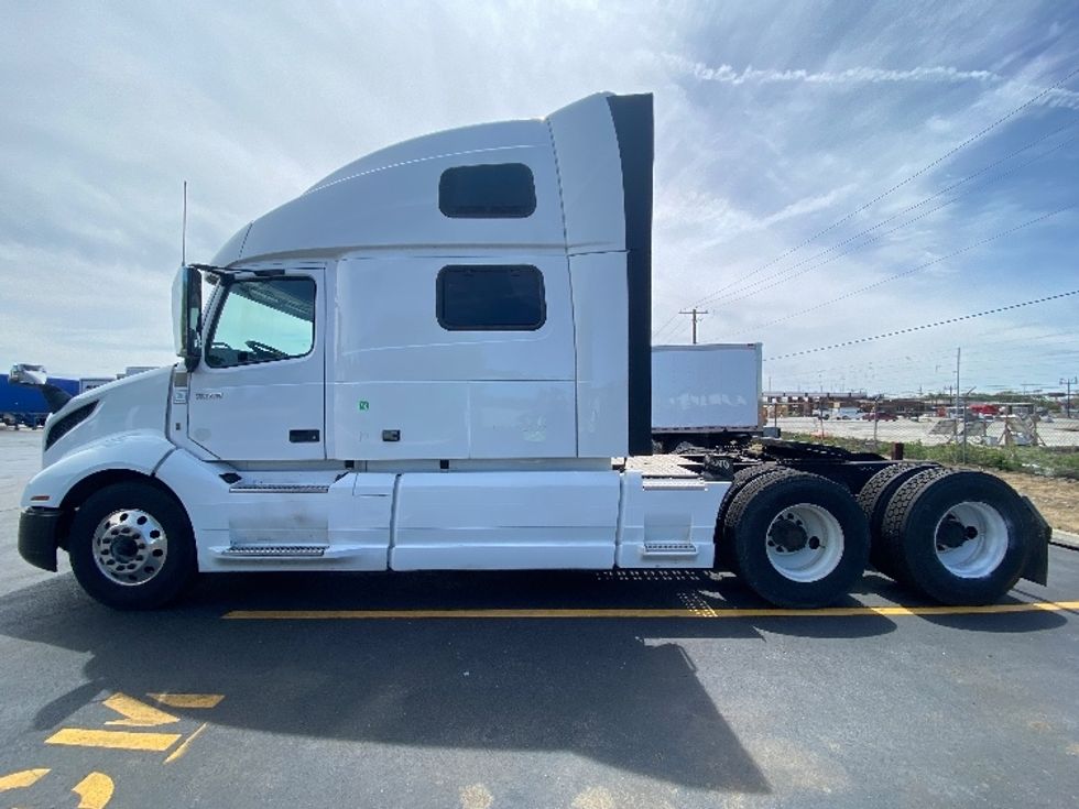 Sleeper Tractor-Heavy Duty Tractors-Volvo-2022-VNL64860-La Porte-IN-530,489\n\t\tmiles-$ 74,000 - Image 4