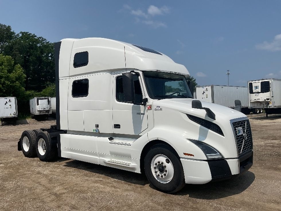 Sleeper Tractor-Heavy Duty Tractors-Volvo-2022-VNL64860-La Porte-IN-537,881\n\t\tmiles-$ 77,000 - Image 1