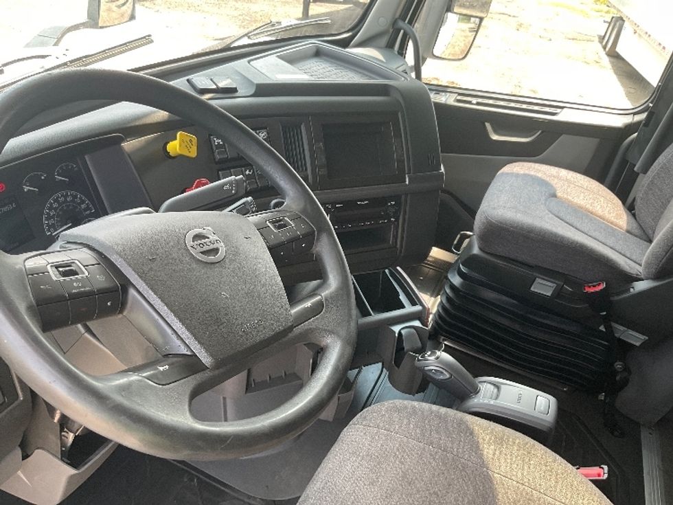 Sleeper Tractor-Heavy Duty Tractors-Volvo-2022-VNL64860-La Porte-IN-537,881\n\t\tmiles-$ 77,000 - Image 10