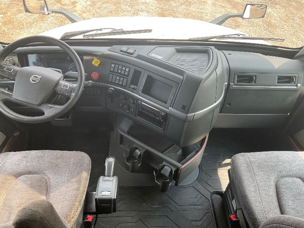 Sleeper Tractor-Heavy Duty Tractors-Volvo-2022-VNL64860-La Porte-IN-537,881\n\t\tmiles-$ 77,000 - Image 12