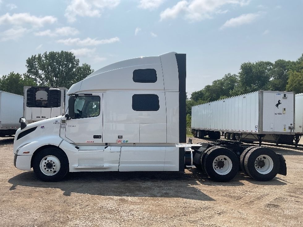 Sleeper Tractor-Heavy Duty Tractors-Volvo-2022-VNL64860-La Porte-IN-537,881\n\t\tmiles-$ 77,000 - Image 4