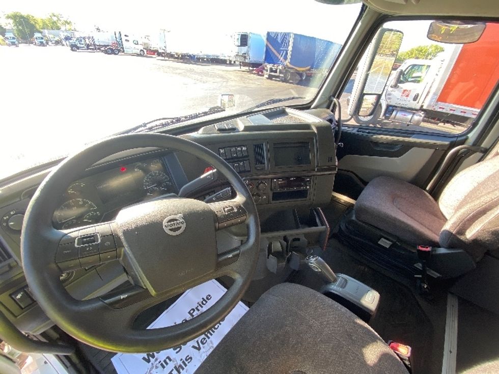 Sleeper Tractor-Heavy Duty Tractors-Volvo-2022-VNL64860-La Porte-IN-545,054\n\t\tmiles-$ 70,000 - Image 10