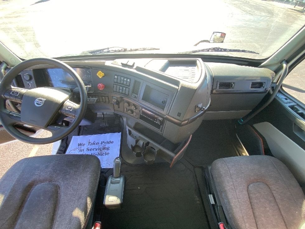 Sleeper Tractor-Heavy Duty Tractors-Volvo-2022-VNL64860-La Porte-IN-545,054\n\t\tmiles-$ 70,000 - Image 12