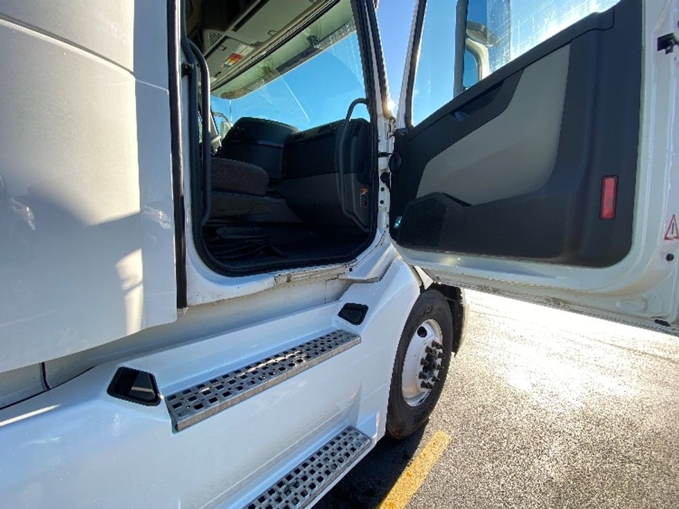 Sleeper Tractor-Heavy Duty Tractors-Volvo-2022-VNL64860-La Porte-IN-545,054\n\t\tmiles-$ 70,000 - Image 13