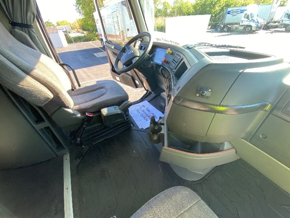 Sleeper Tractor-Heavy Duty Tractors-Volvo-2022-VNL64860-La Porte-IN-545,054\n\t\tmiles-$ 70,000 - Image 15