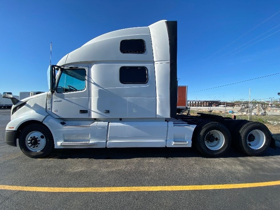 Sleeper Tractor-Heavy Duty Tractors-Volvo-2022-VNL64860-La Porte-IN-545,054\n\t\tmiles-$ 70,000 - Image 4