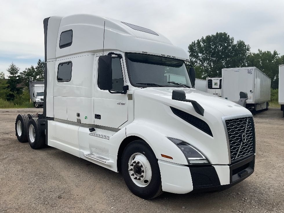 Sleeper Tractor-Heavy Duty Tractors-Volvo-2022-VNL64860-La Porte-IN-582,238\n\t\tmiles-$ 72,000 - Image 1