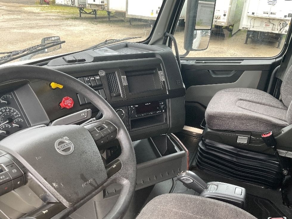 Sleeper Tractor-Heavy Duty Tractors-Volvo-2022-VNL64860-La Porte-IN-582,238\n\t\tmiles-$ 72,000 - Image 10