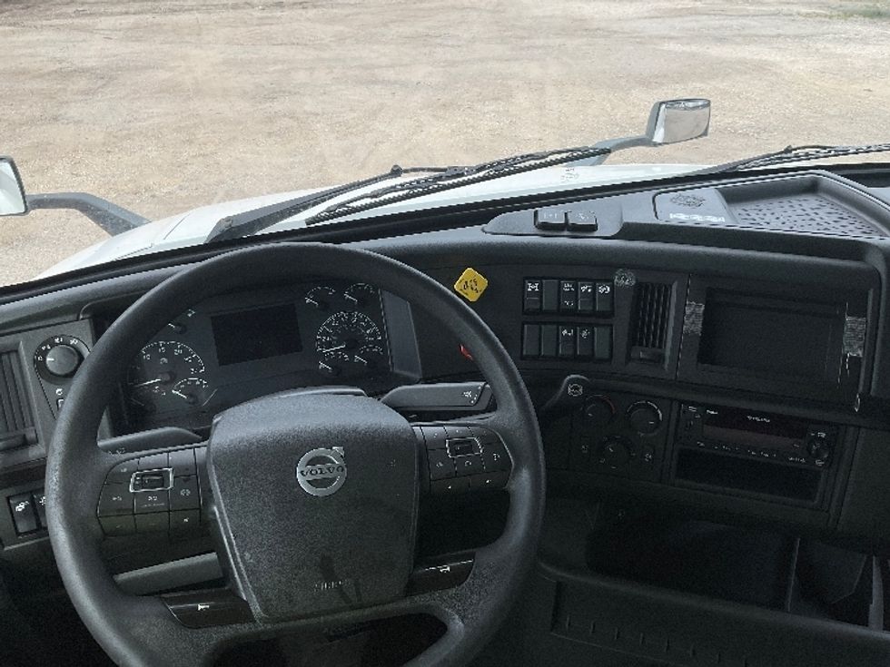 Sleeper Tractor-Heavy Duty Tractors-Volvo-2022-VNL64860-La Porte-IN-582,238\n\t\tmiles-$ 72,000 - Image 11
