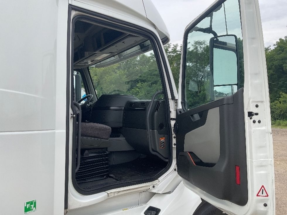 Sleeper Tractor-Heavy Duty Tractors-Volvo-2022-VNL64860-La Porte-IN-582,238\n\t\tmiles-$ 72,000 - Image 13