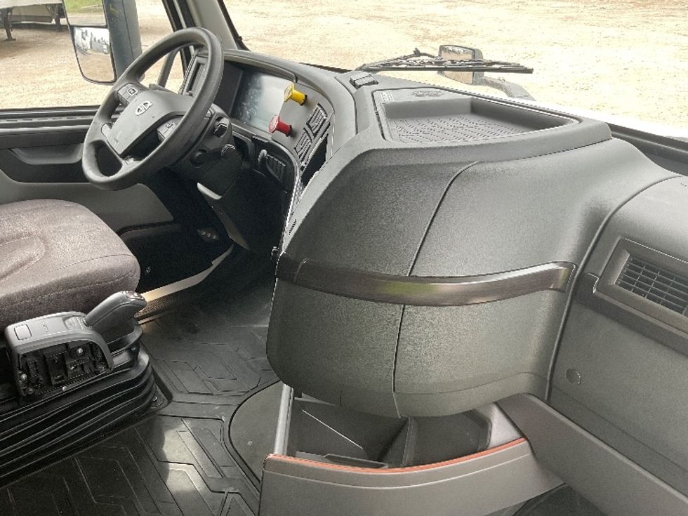Sleeper Tractor-Heavy Duty Tractors-Volvo-2022-VNL64860-La Porte-IN-582,238\n\t\tmiles-$ 72,000 - Image 15