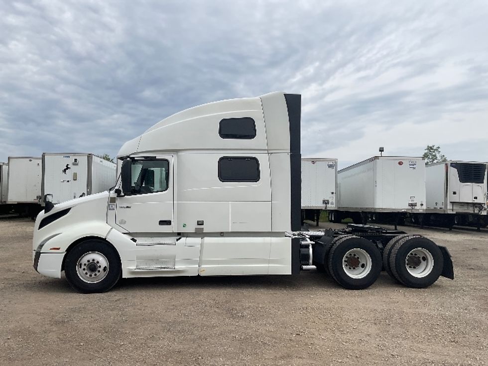 Sleeper Tractor-Heavy Duty Tractors-Volvo-2022-VNL64860-La Porte-IN-582,238\n\t\tmiles-$ 72,000 - Image 4