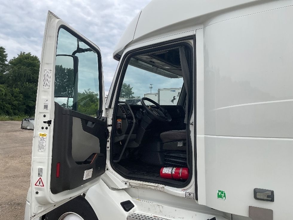 Sleeper Tractor-Heavy Duty Tractors-Volvo-2022-VNL64860-La Porte-IN-582,238\n\t\tmiles-$ 72,000 - Image 9