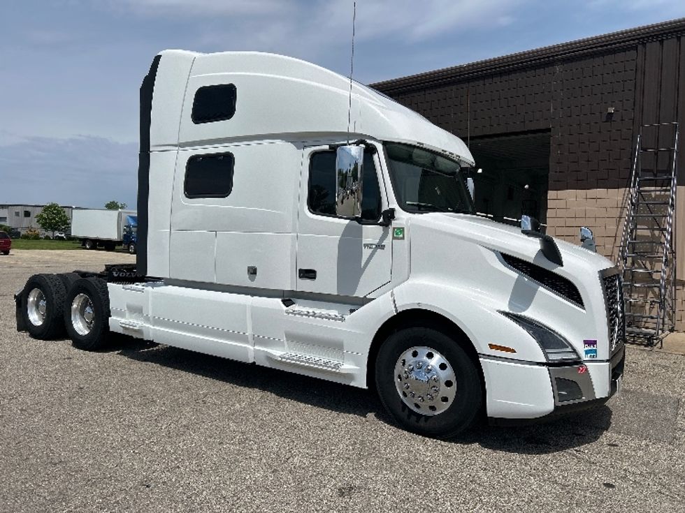 Sleeper Tractor-Heavy Duty Tractors-Volvo-2022-VNL64860-Lansing-MI-673,144\n\t\tmiles-$ 62,000 - Image 1