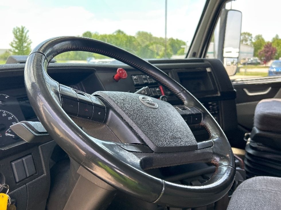 Sleeper Tractor-Heavy Duty Tractors-Volvo-2022-VNL64860-Lansing-MI-673,144\n\t\tmiles-$ 62,000 - Image 10