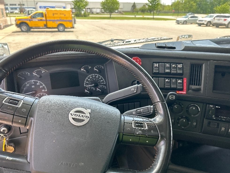 Sleeper Tractor-Heavy Duty Tractors-Volvo-2022-VNL64860-Lansing-MI-673,144\n\t\tmiles-$ 62,000 - Image 11