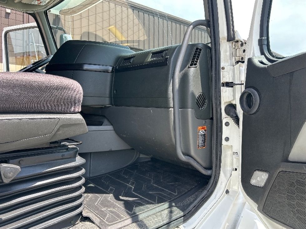 Sleeper Tractor-Heavy Duty Tractors-Volvo-2022-VNL64860-Lansing-MI-673,144\n\t\tmiles-$ 62,000 - Image 13