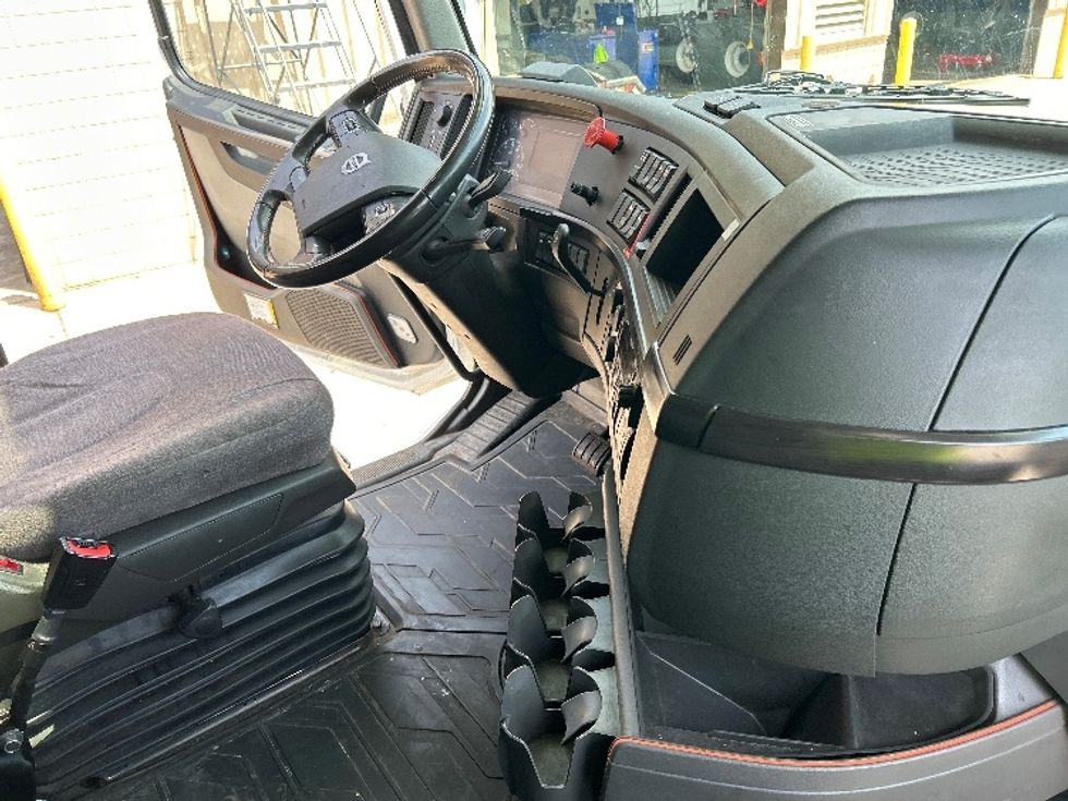 Sleeper Tractor-Heavy Duty Tractors-Volvo-2022-VNL64860-Lansing-MI-673,144\n\t\tmiles-$ 62,000 - Image 15