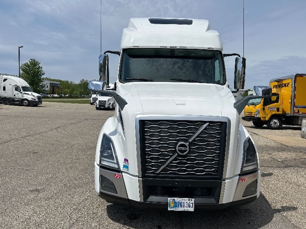 Sleeper Tractor-Heavy Duty Tractors-Volvo-2022-VNL64860-Lansing-MI-673,144\n\t\tmiles-$ 62,000 - Image 2