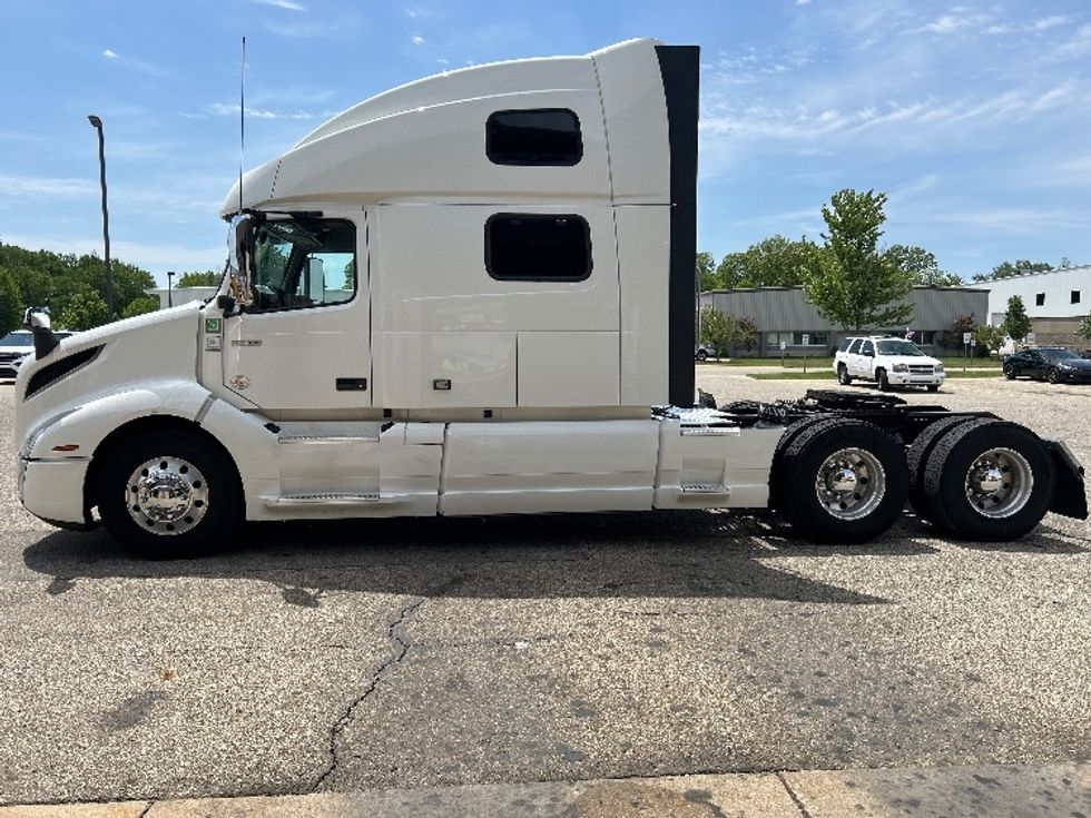 Sleeper Tractor-Heavy Duty Tractors-Volvo-2022-VNL64860-Lansing-MI-673,144\n\t\tmiles-$ 62,000 - Image 4