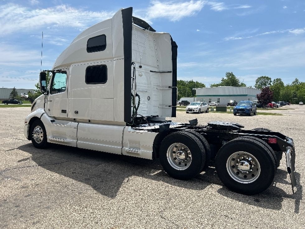 Sleeper Tractor-Heavy Duty Tractors-Volvo-2022-VNL64860-Lansing-MI-673,144\n\t\tmiles-$ 62,000 - Image 5