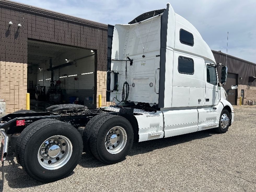 Sleeper Tractor-Heavy Duty Tractors-Volvo-2022-VNL64860-Lansing-MI-673,144\n\t\tmiles-$ 62,000 - Image 7