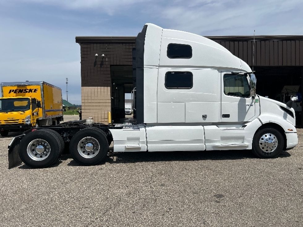 Sleeper Tractor-Heavy Duty Tractors-Volvo-2022-VNL64860-Lansing-MI-673,144\n\t\tmiles-$ 62,000 - Image 8