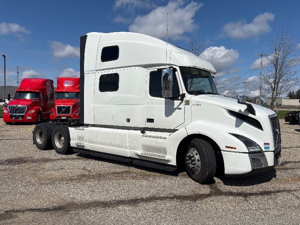 Sleeper Tractor-Heavy Duty Tractors-Volvo-2022-VNL64860-Lansing-MI-719,421\n\t\tmiles-$ 52,250 - Image 1