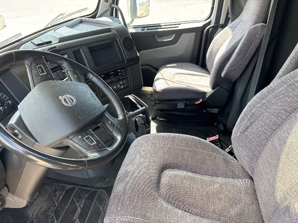 Sleeper Tractor-Heavy Duty Tractors-Volvo-2022-VNL64860-Lansing-MI-719,421\n\t\tmiles-$ 52,250 - Image 10