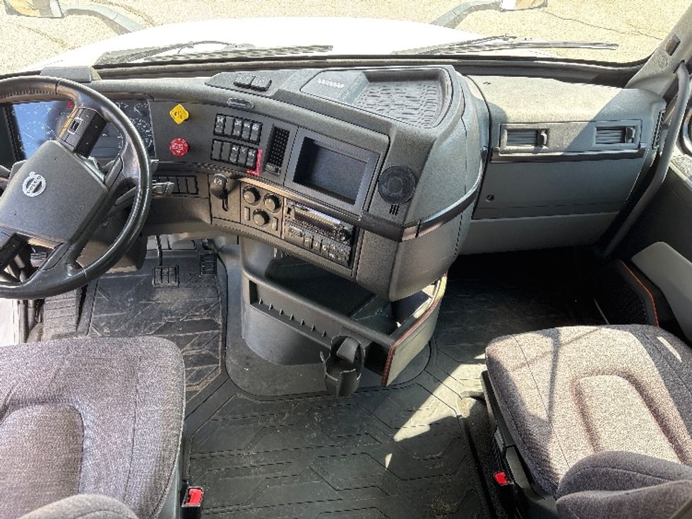Sleeper Tractor-Heavy Duty Tractors-Volvo-2022-VNL64860-Lansing-MI-719,421\n\t\tmiles-$ 52,250 - Image 12
