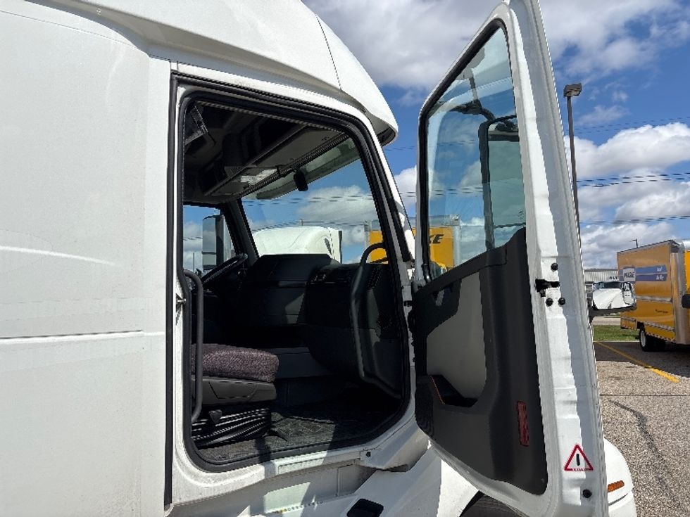 Sleeper Tractor-Heavy Duty Tractors-Volvo-2022-VNL64860-Lansing-MI-719,421\n\t\tmiles-$ 52,250 - Image 13