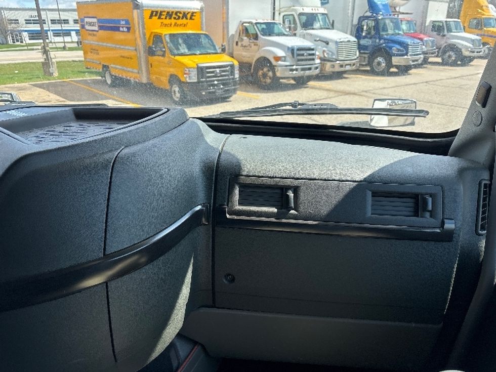 Sleeper Tractor-Heavy Duty Tractors-Volvo-2022-VNL64860-Lansing-MI-719,421\n\t\tmiles-$ 52,250 - Image 14