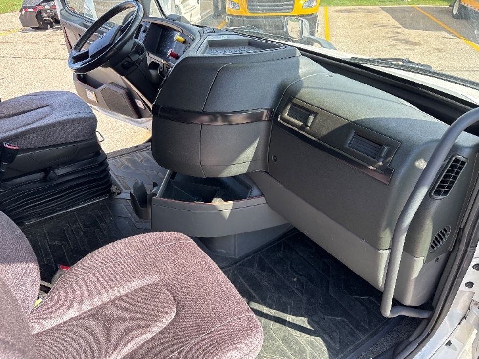 Sleeper Tractor-Heavy Duty Tractors-Volvo-2022-VNL64860-Lansing-MI-719,421\n\t\tmiles-$ 52,250 - Image 15