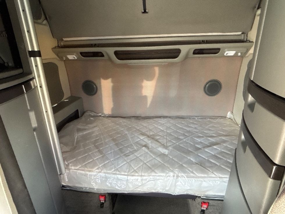 Sleeper Tractor-Heavy Duty Tractors-Volvo-2022-VNL64860-Lansing-MI-719,421\n\t\tmiles-$ 52,250 - Image 16