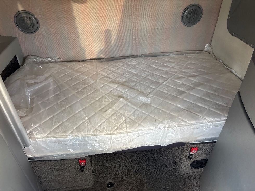 Sleeper Tractor-Heavy Duty Tractors-Volvo-2022-VNL64860-Lansing-MI-719,421\n\t\tmiles-$ 52,250 - Image 17