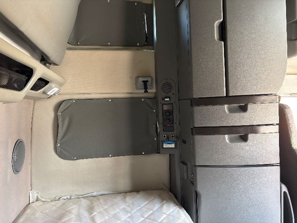 Sleeper Tractor-Heavy Duty Tractors-Volvo-2022-VNL64860-Lansing-MI-719,421\n\t\tmiles-$ 52,250 - Image 18