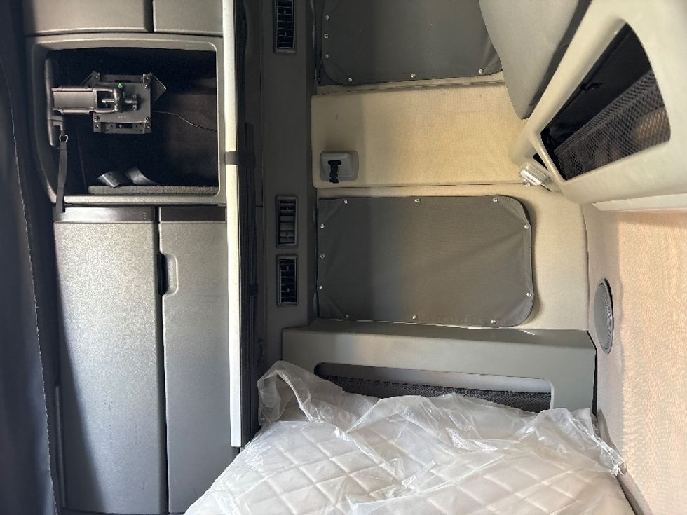 Sleeper Tractor-Heavy Duty Tractors-Volvo-2022-VNL64860-Lansing-MI-719,421\n\t\tmiles-$ 52,250 - Image 19