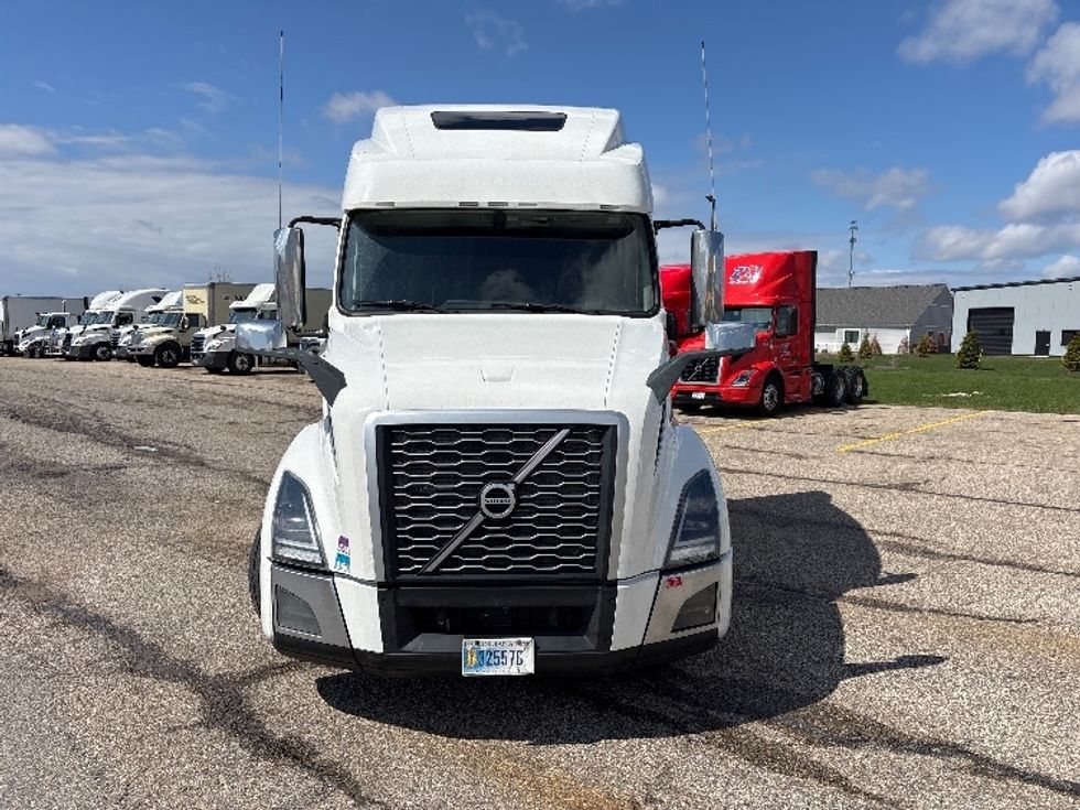 Sleeper Tractor-Heavy Duty Tractors-Volvo-2022-VNL64860-Lansing-MI-719,421\n\t\tmiles-$ 52,250 - Image 2
